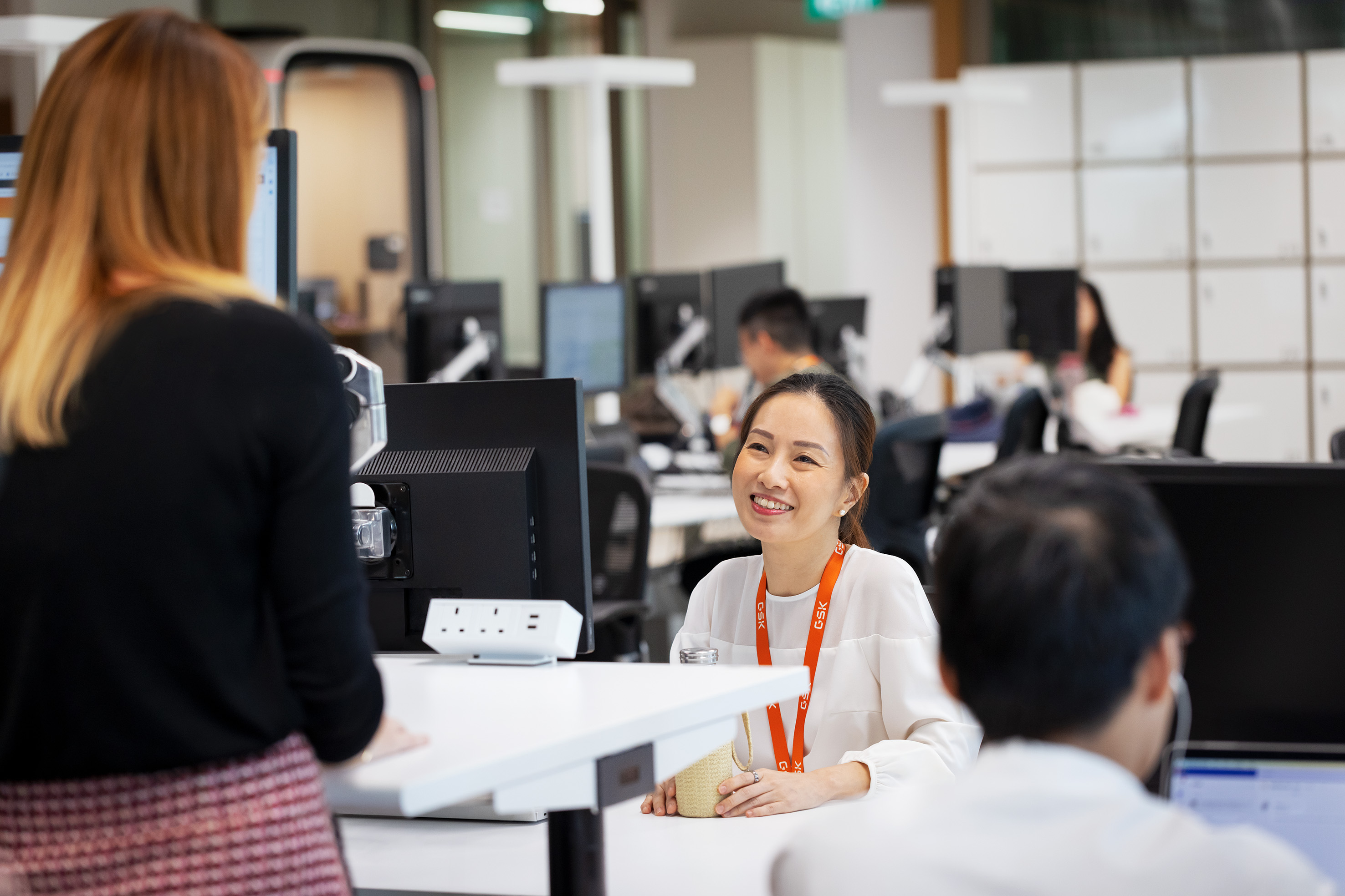 媒体联系人 办公室 多人